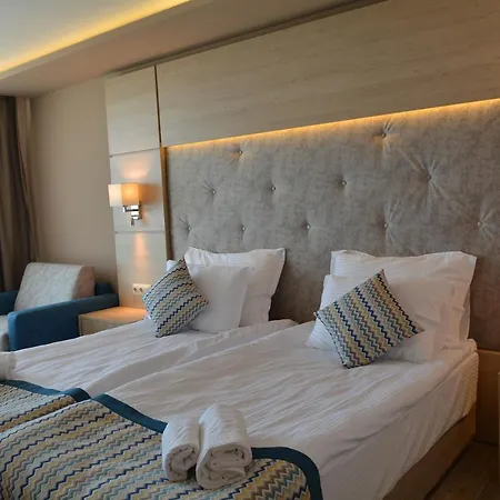 Royal Grand And 4* קברנה